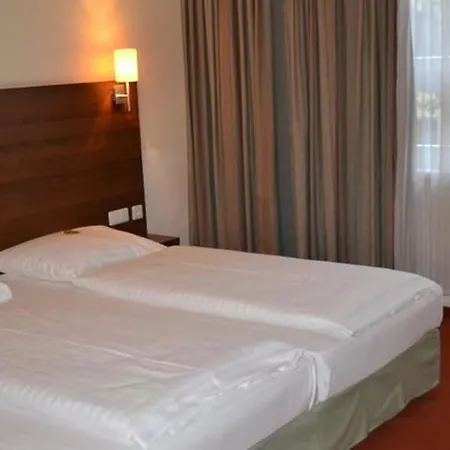 Plaza Otel 3*